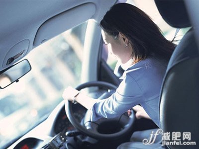 開車女人車中修煉完美身材