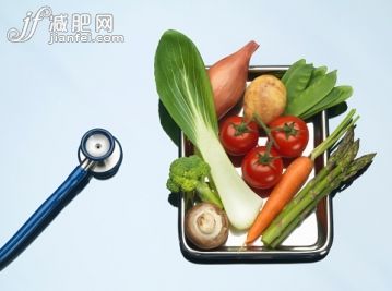 食品,餐盤,自然,健康保健,影棚拍攝_565785951_Stethoscope beside tray of fresh vegetables_創意圖片_Getty Images China