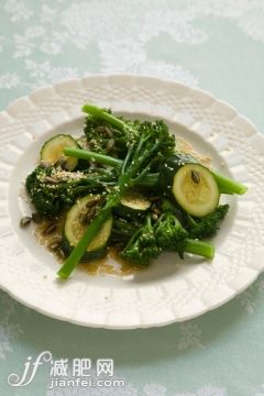 健康生活方式,芝麻,西蘭花,胡瓜,素食_524618391_Steamed green vegetables on white plate_創意圖片_Getty Images China