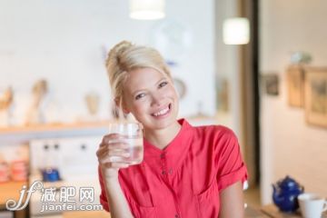 廚房,人,飲食,休閒裝,生活方式_507833195_Woman having glass of water in kitchen_創意圖片_Getty Images China