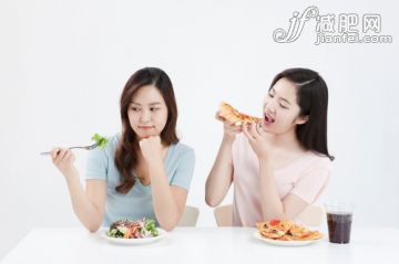 25歲到29歲,室內,白色背景,T恤,食品_gic12732888_two women eating healthy and unhealthy food_創意圖片_Getty Images China