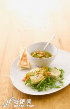 飲食,桌子,影棚拍攝,室內,湯匙_153952210_Roasted tofu with asparagus, vinaigrette and tramezzini on plate_創意圖片_Getty Images China