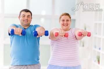 人,運動,室內,白人,肥胖_476586368_Fat couple exercising with dumbbells and looking at the camera._創意圖片_Getty Images China