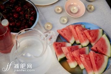 桌子,戶外,水壺,庭院,聚會_176636296_Fresh watermelon slices on table at garden party_創意圖片_Getty Images China