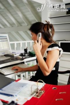 人,休閒裝,書桌,計算機設備,商務_104152360_Side profile of a businesswoman using a mobile phone and working on a desktop PC_創意圖片_Getty Images China