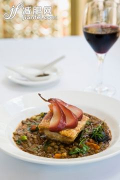 飲食,食品,城市,餐具,肉_128067684_Pork belly with glazed pear and lentils at C'est Bon Restaurant. Cairns, Queensland, Australia_創意圖片_Getty Images China