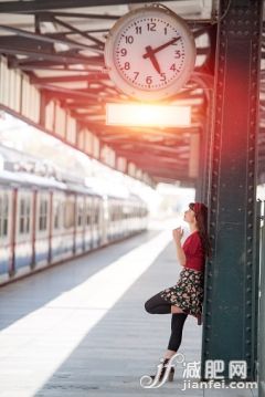 人,城市,東亞人,站,等_530942917_passenger_創意圖片_Getty Images China