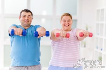 人,運動,室內,白人,肥胖_476586368_Fat couple exercising with dumbbells and looking at the camera._創意圖片_Getty Images China