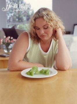 飲食,家庭生活,Y51118,攝影,室內_55999287_Woman frowning at lettuce_創意圖片_Getty Images China