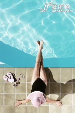 人,泳裝,度假,戶外,45到49歲_493589633_Middle aged woman relaxing at edge of pool_創意圖片_Getty Images China