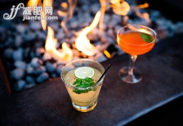 飲食,飲料,食品,含酒精飲料,戶外_558962177_Two cocktails by restaurant open fire_創意圖片_Getty Images China