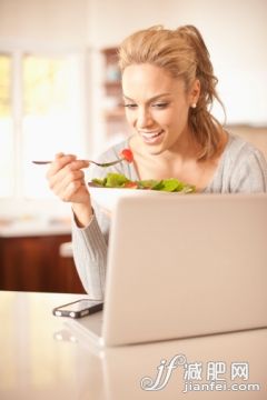 人,飲食,溝通,生活方式,技術_142741686_Hispanic woman eating salad and using laptop_創意圖片_Getty Images China