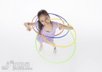 進行中,Bottom,人,衣服,溝通_122688525_Young woman playing with hula hoops_創意圖片_Getty Images China