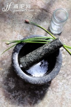 戶外,岩石,白晝,草,研磨器_509287253_Rock salt ready to be grounded_創意圖片_Getty Images China