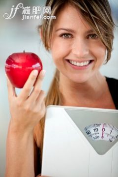 人,飲食,生活方式,影棚拍攝,25歲到29歲_136589963_Hispanic woman holding apple and weighting scale_創意圖片_Getty Images China