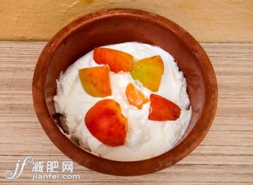 室內,碗,酸奶,早餐,白晝_561065411_Bowl of Greek yogurt with apricot_創意圖片_Getty Images China