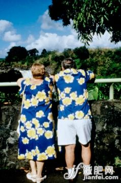 度假,旅遊,1980-1989年圖片,1989,構圖_200452491-001_USA, Hawaii, Hilo, man and woman overlooking waterfall, rear view_創意圖片_Getty Images China