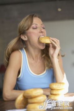 人,食品,生活方式,社會問題,室內_78322080_Woman eating stacks of doughnuts_創意圖片_Getty Images China