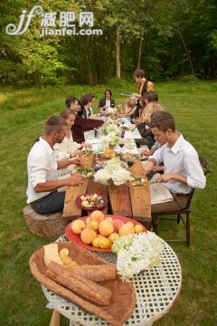 晚餐,聚會,攝影,人,飲食_516422269_friends eating at an outdoor dinner party_創意圖片_Getty Images China