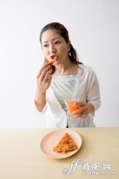 人,食品,飲食,影棚拍攝,35歲到39歲_84593407_Mid adult woman eating pizza_創意圖片_Getty Images China