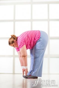 人,生活方式,運動,室內,白人_476559336_Side view of young fat woman stretching._創意圖片_Getty Images China