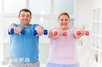 人,運動,室內,白人,肥胖_476586368_Fat couple exercising with dumbbells and looking at the camera._創意圖片_Getty Images China