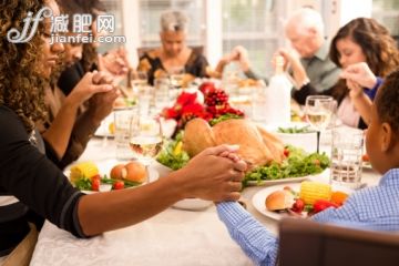 人,食品,住宅內部,生活方式,室內_471913037_Christmas:  Family prays before eating holiday dinner._創意圖片_Getty Images China