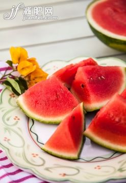 紅色,水果,瓜,西瓜,攝影_562544111_Cut watermelon on plate_創意圖片_Getty Images China