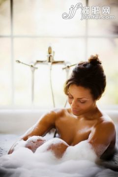 人,住宅內部,浴盆,水龍頭,房屋_472175457_Bubble Bath_創意圖片_Getty Images China