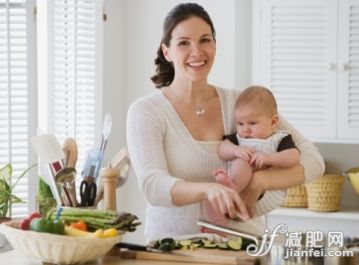 主題,健康生活方式,概念,飲食,健康食物_75651249_Mother holding baby and cooking_創意圖片_Getty Images China