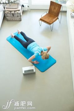 人,住宅內部,溝通,生活方式,技術_556670903_Woman with laptop exercising on gym mat in living room_創意圖片_Getty Images China