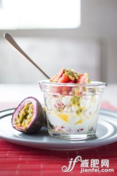 食品,室內,湯匙,盤子,奶油_502147007_Passion fruit and strawberry Eton Mess_創意圖片_Getty Images China