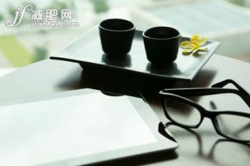 商務,室內,眼鏡,咖啡館,白晝_165052452_Digital tablet on table with glasses and tea_創意圖片_Getty Images China