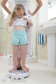 人,水槽,二件式睡衣,測量工具,室內_136997012_mother and daughter stoon on scales in bathroom_創意圖片_Getty Images China