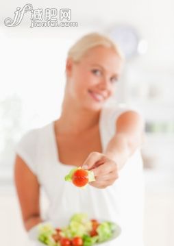 20到24歲,美女,美,碗,明亮_gic9715620_Portrait of a woman giving a tomato with the camera focus on the foreground_創意圖片_Getty Images China