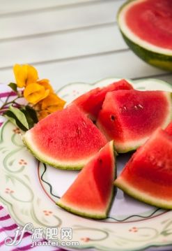 紅色,水果,瓜,西瓜,攝影_562544111_Cut watermelon on plate_創意圖片_Getty Images China