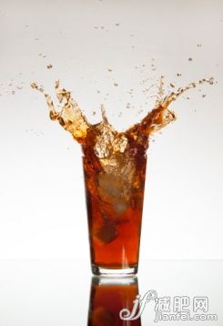 飲料,影棚拍攝,下移,落下,蘇打_139837739_Ice plunging into a glass of coke_創意圖片_Getty Images China