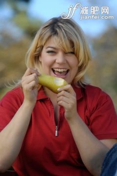 動植物油,人,生活方式,戶外,頭髮_143728149_Chubby blond woman eating pear_創意圖片_Getty Images China