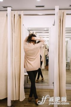 人,鏡子,窗簾,零售,室內_530712259_Back view of young woman in changing room_創意圖片_Getty Images China