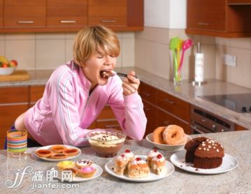 廚房,人,休閒裝,甜食,室內_136997843_Bulimic binge eating_創意圖片_Getty Images China