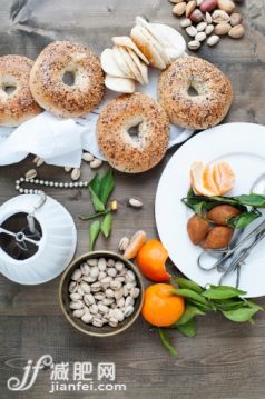 食品,桌子,餐具,室內,餐巾_486462147_Still life of bagels and flatbreads with fruit and nuts_創意圖片_Getty Images China