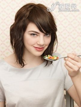 人,休閒裝,銀餐具,T恤,藥_sb10069449q-002_Young woman eating pills on spoon, portrait_創意圖片_Getty Images China