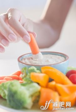 人,食品,生活方式,飲食,室內_109437959_USA, New Jersey, Jersey City, Close-up view of woman hand putting baby carrot into dip_創意圖片_Getty Images China