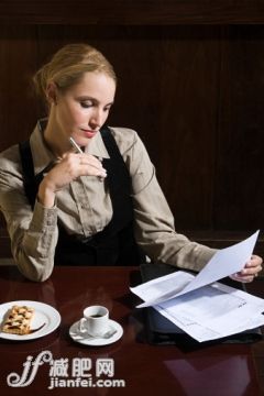 人,圖像,桌子,商務,室內_79306821_Woman working in cafe_創意圖片_Getty Images China