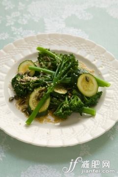 健康生活方式,芝麻,西蘭花,胡瓜,素食_524618391_Steamed green vegetables on white plate_創意圖片_Getty Images China