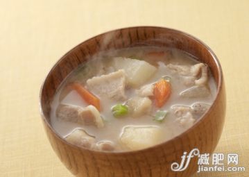 飲食,容器,食品,餐具,碗_122585849_Miso soup with pork and vegetables_創意圖片_Getty Images China