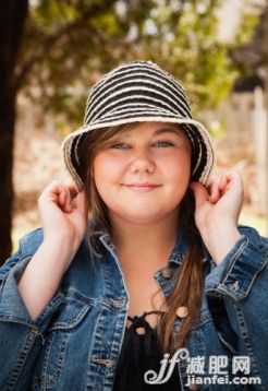 人,帽子,戶外,直發,長髮_129907298_Teen girl wearing striped hat , portrait_創意圖片_Getty Images China