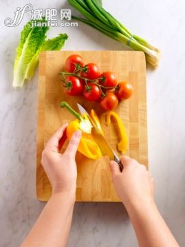 廚房,人,食品,室內,住宅房間_169792781_Food preparation on chopping board_創意圖片_Getty Images China