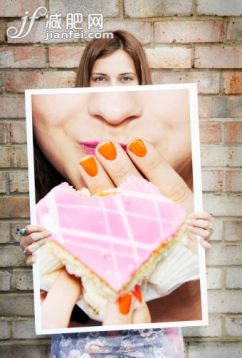 球門,食品,嬉戲的,攝影,不健康食物_500269767_woman holding picture of cake_創意圖片_Getty Images China