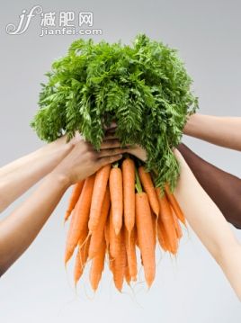 人,食品,影棚拍攝,20到24歲,25歲到29歲_164836143_Hands holding a fresh bunch of carrots_創意圖片_Getty Images China